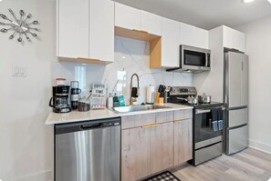 Microondas, horno, parrilla de estufa y lavavajillas