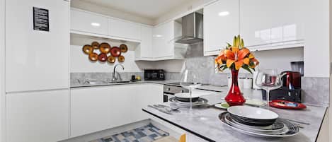 Jääkaappi, mikroaaltouuni, uuni, liesi