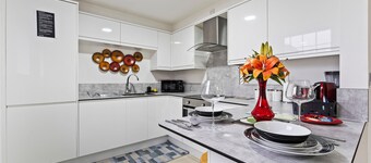 Bloom Court -Sleeps 4 -Free Parking with Workstation & High-Speed WiFi