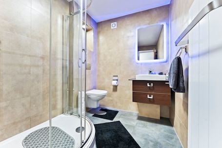 Hair dryer, towels. Bloom Court -Sleeps 4 -Free Parking with Workstation & High-Speed WiFi
