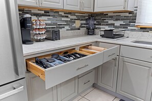 Kjøleskap, mikrobølgeovn, ovn og kokeplater