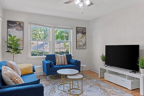 Smart TV - Tranquil 2-bedroom house with a massage chair and a multi-purpose 3rd room  (Springfield)