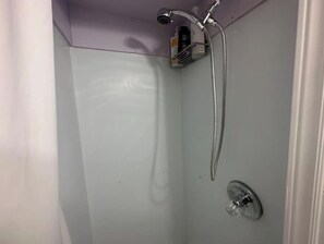 ヘアドライヤー、タオル、石鹸、トイレットペーパー