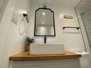Hair dryer, towels, soap, toilet paper - The Madison - 2 BDRM Stylish Apartment by LRT!

 (Edmonton)