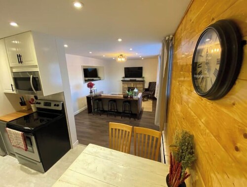 The Madison - 2 BDRM Stylish Apartment by LRT!

