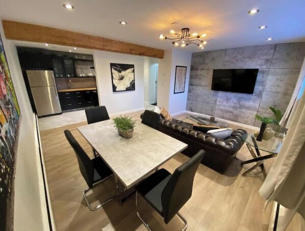 Interior - Manhattan - Industrial & Modern Apartment by LRT (Edmonton)