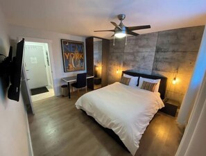 1 bedroom, WiFi, bed sheets - Manhattan - Industrial & Modern Apartment by LRT (Edmonton)
