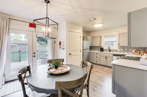 Réfrigérateur, micro-ondes, plaque de cuisson, lave-vaisselle