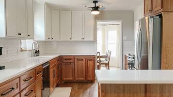 冰箱、微波炉、烤箱、炉灶