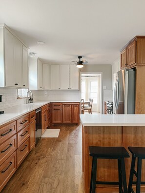 Fridge, microwave, oven, stovetop - The Gem - Spacious 3/2 House near ACU (Abilene)