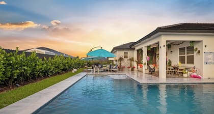 Villa Oasis with Heated Pool • Gateway to Miami & Keys