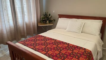1 dormitori, planxa i posts de planxar i roba de llit