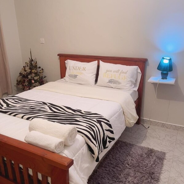 1 chambre, fer et planche à repasser, draps fournis