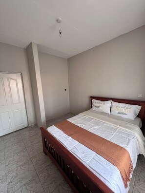 1 dormitorio, tabla de planchar con plancha, ropa de cama