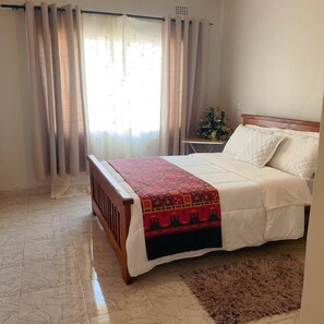 1 dormitorio, tabla de planchar con plancha, ropa de cama