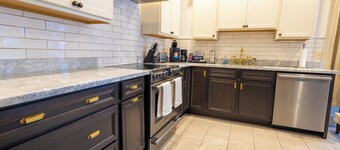 Beautiful & Spacious Apartment in Uptown with Wi-Fi, AC, Hulu