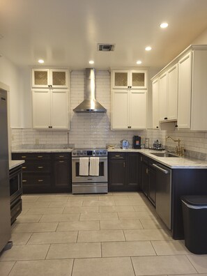 Fridge, microwave, oven, stovetop - Beautiful & Spacious Apartment in Uptown with Wi-Fi, AC, Hulu (New Orleans)