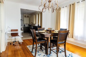 Dining - Beautiful & Spacious Apartment in Uptown with Wi-Fi, AC, Hulu (New Orleans)