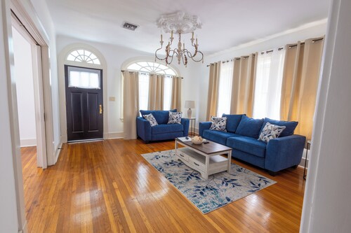 Beautiful & Spacious Apartment in Uptown with Wi-Fi, AC, Hulu