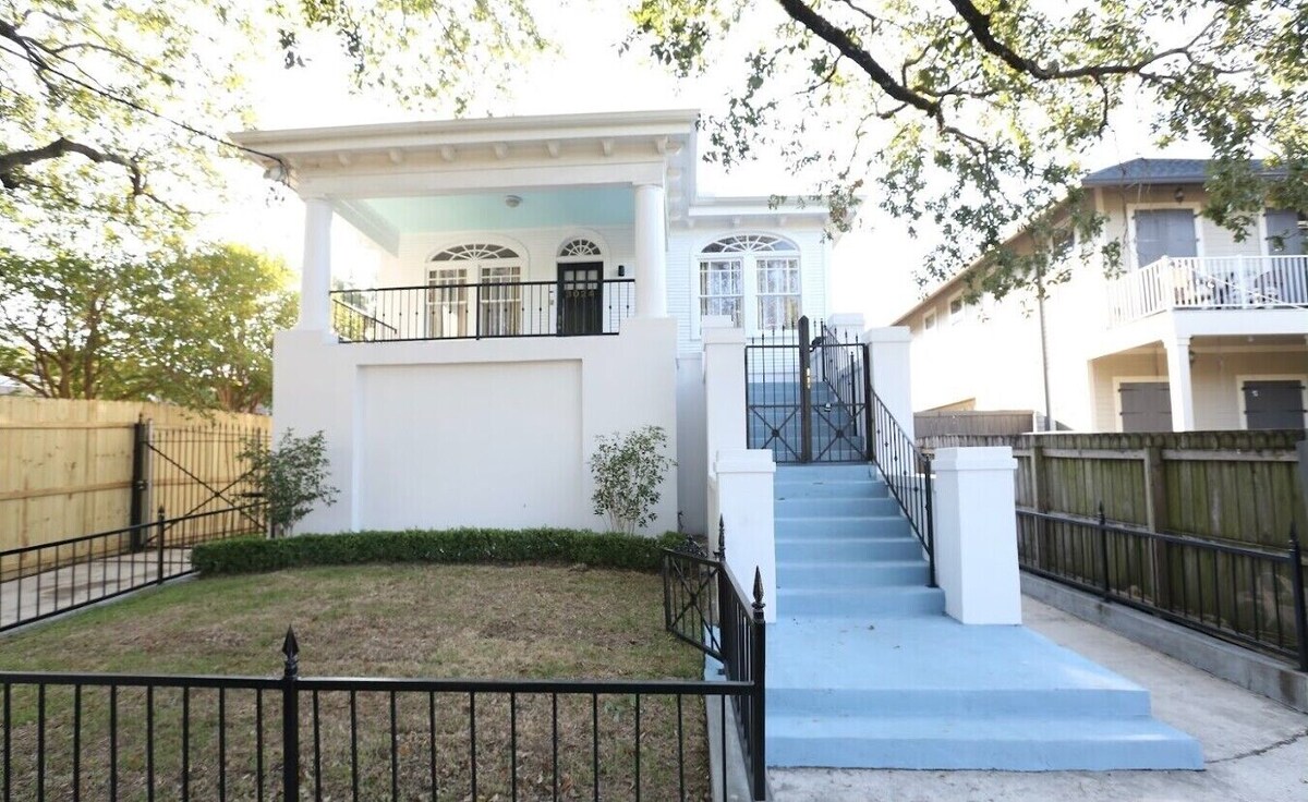 Beautiful & Spacious Apartment in Uptown with Wi-Fi, AC, Hulu