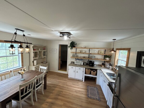 Kylskåp, mikrovågsugn, ugn och spishäll