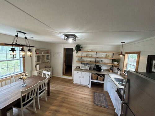 Magnolia Cabin - Peaceful, Relaxing Getaway Nestled on the Farm