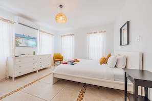 5 chambres, bureau, fer et planche à repasser, lit de bébé portatif