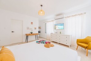 5 quartos, escrivaninha, ferros/tábuas de passar roupa, berço de viagem