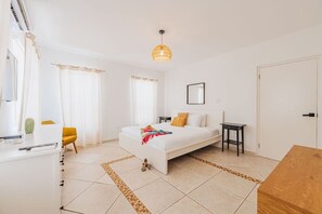 5 Schlafzimmer, Schreibtisch, Bügeleisen/Bügelbrett, Reisekinderbett