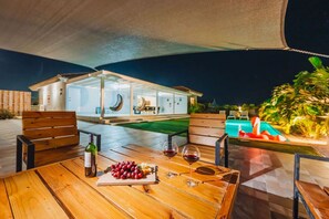 Outdoor dining - Local Vibes Villa, Big Pool and Outdoor, 10 sleeps (Paradera)