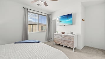 3 Schlafzimmer, Schreibtisch, Bügeleisen/Bügelbrett, Reisekinderbett