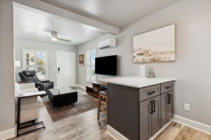 Luxury Condo, 1 Queen Bed with Sofa bed, No Pets, Kitchen, Beachside | 埃及棉床單、高級寢具、Tempur-Pedic 床墊、獨特裝潢