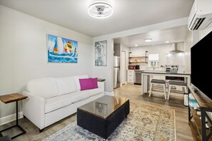 Luxury Condo, 1 Queen Bed with Sofa bed, No Pets, Kitchen, Beachside | Oppholdsområde