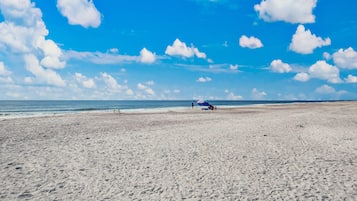 In Strandnähe, Sonnenschirme, Strandtücher, Surfen/Bodyboarden