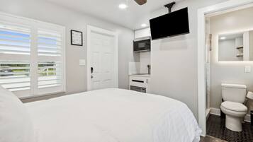 Luxury Studio, 1 Queen Bed, No Pets, Kitchenette, Beachside | 1 Schlafzimmer, Bettwäsche aus ägyptischer Baumwolle