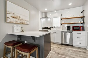 Luxury Condo, 1 Queen Bed with Sofa bed, No Pets, Kitchen, Beachside | Dining room