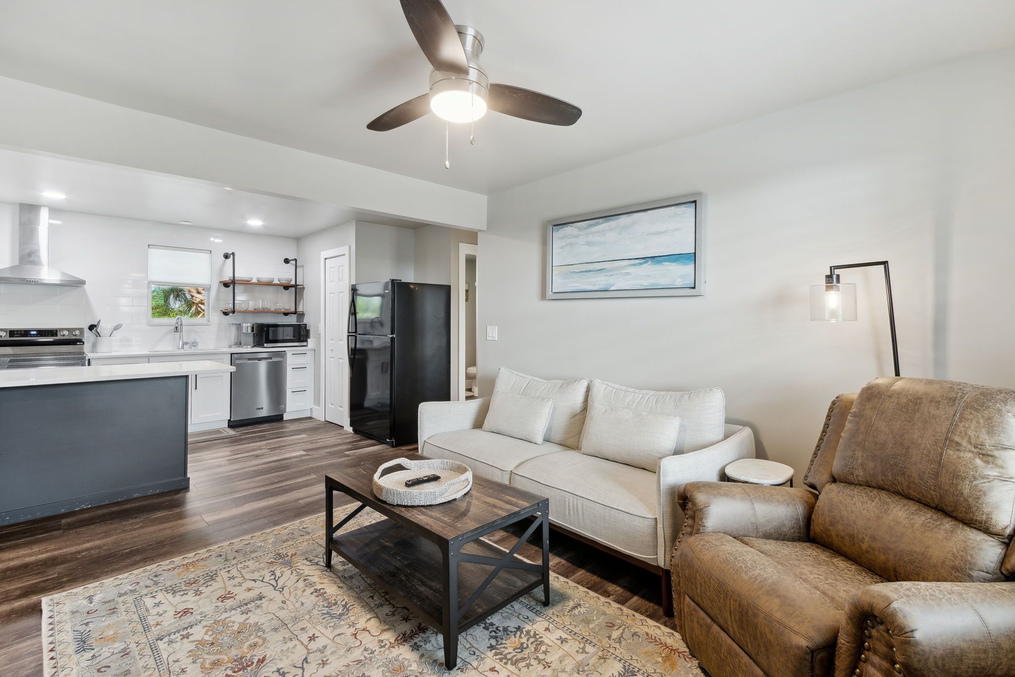 Luxury Condo, 1 Queen Bed with Sofa bed, No Pets, Kitchen, Beachside | Living area