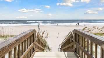 In Strandnähe, Sonnenschirme, Strandtücher, Surfen/Bodyboarden