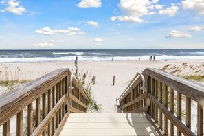 Beach nearby, beach umbrellas, beach towels, surfing - Beach 5 Villas - Immaculate 300 steps from the Ocean (Fernandina Beach)