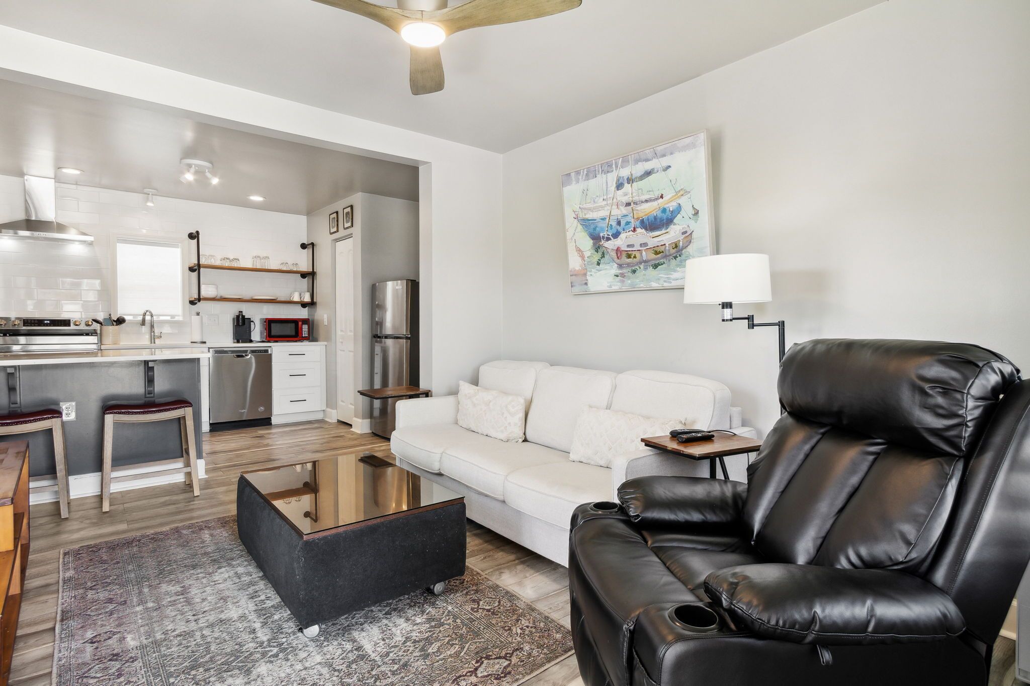 Luxury Condo, 1 Queen Bed with Sofa bed, No Pets, Kitchen, Beachside | Oleskelualue