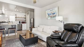 Luxury Condo, 1 Queen Bed with Sofa bed, No Pets, Kitchen, Beachside | Oleskelualue