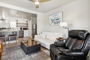 Luxury Condo, 1 Queen Bed with Sofa bed, No Pets, Kitchen, Beachside | Oppholdsområde