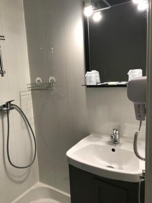 Douche, séchoir à cheveux, serviettes fournies, savon