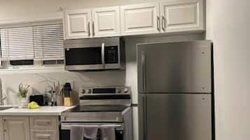 Apartamento Confort, patio | Cocina privada | Cafetera o tetera, artículos de limpieza y congelador
