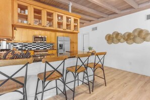 Fridge, microwave, oven, stovetop - Luxury Miami Village w/Pool+Grill+MiniGolf (Miami)