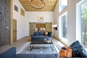 Fernseher, Kamin, Arbeitsbereiche