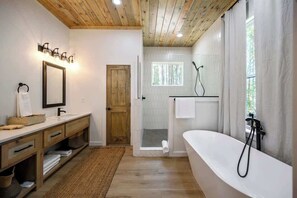 Shower, hair dryer, shampoo - Pets | Views | Heated Pool | Games | Sleeps 26 (Broken Bow)