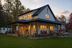 Exterior - Wineries, Theatre, Dining, Billiards or Chill: The Ultimate NOTL Retreat. (Niagara-on-the-Lake)