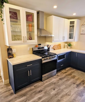 Kjøleskap, mikrobølgeovn, ovn og kokeplater