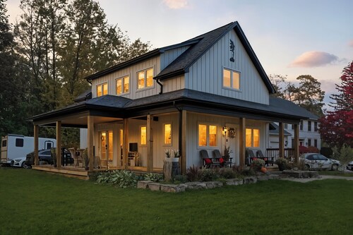 Luxury Spruce Suite in Historic NOTL - Sip & Stay
